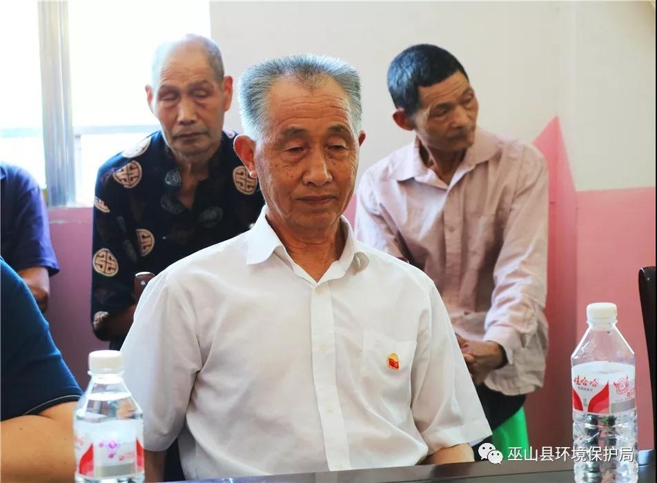 重庆巫山县生态环境局支部与鸡冠村支部开展联建活动